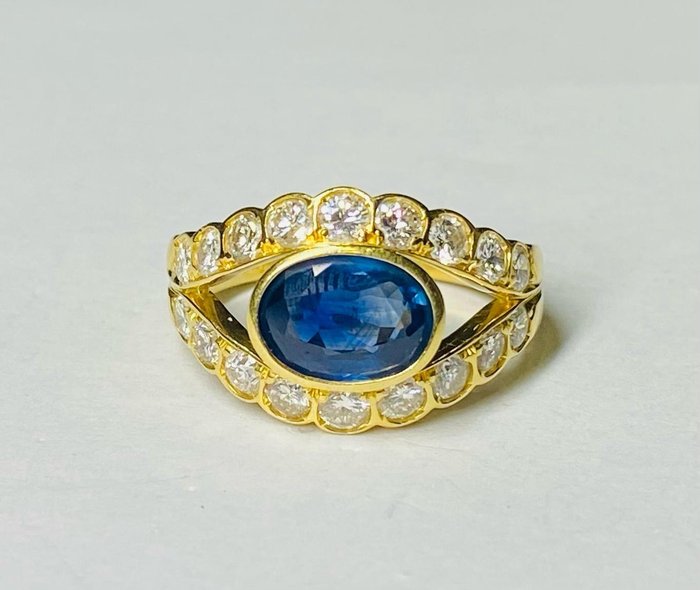 Preview of the first image of 18 kt. Yellow gold - Ring - 2.00 ct Sapphire - Diamonds.