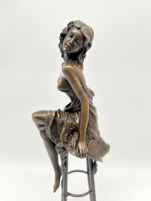 Figurine - A seated lady - Bronze, Marble