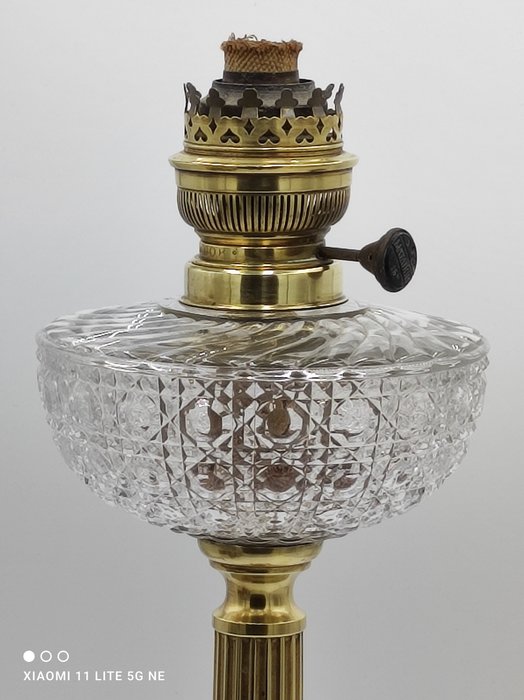 Image 3 of Very large kerosene lamp - Brass, Crystal, Glass - Late 19th century