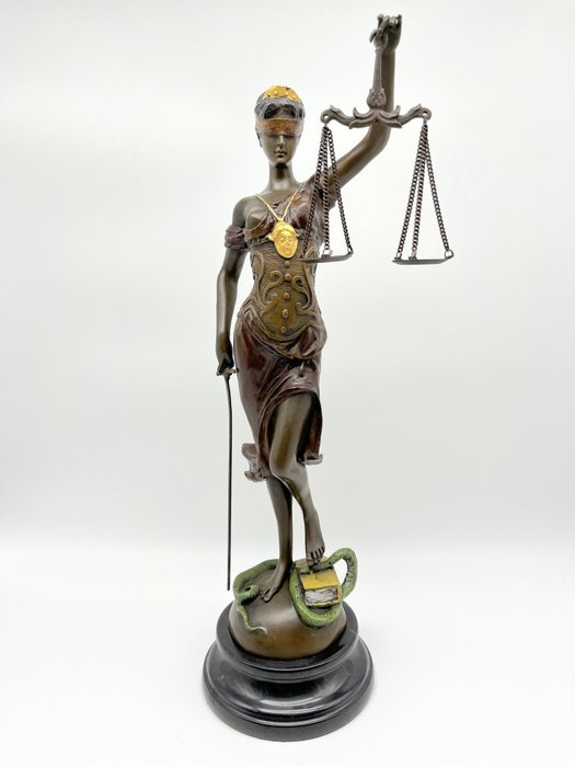 小雕像 - Lady Justice - 大理石, 青銅色