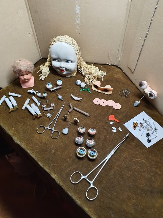 Preview of the first image of Poppenkliniek Nostalgie - Dolls and bears parts and tools - 1930-1939 - Germany.