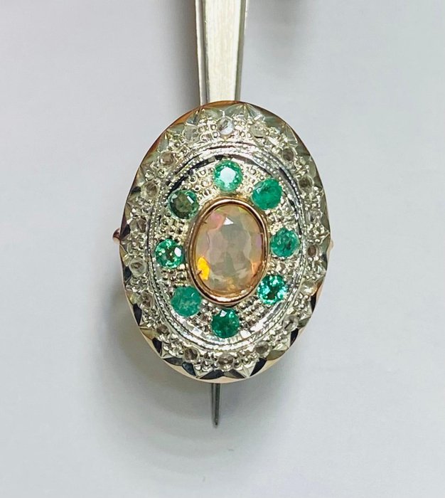 Preview of the first image of senza prezzo di riserva - 14 kt. Gold, Silver - Ring - 1.10 ct Opal - Diamonds, Emeralds.