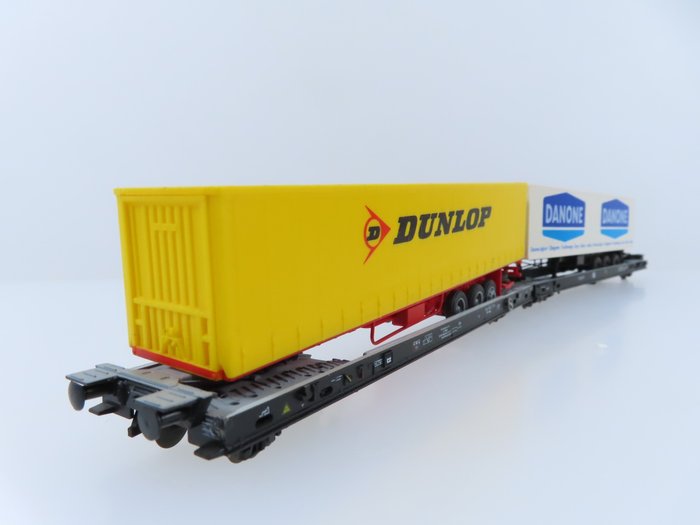 Preview of the first image of Roco H0 - 1901 - Freight carriage - 2 linked flat cars for transporting trucks, part of "Rollende L.