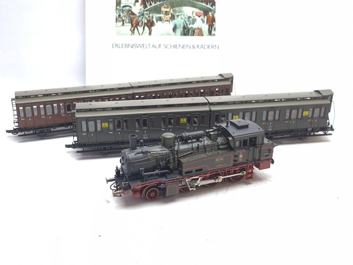 Preview of the first image of Roco H0 - 43026 - Train set - 3-piece set with a T12 locomotive and 2 double compartment carriages.