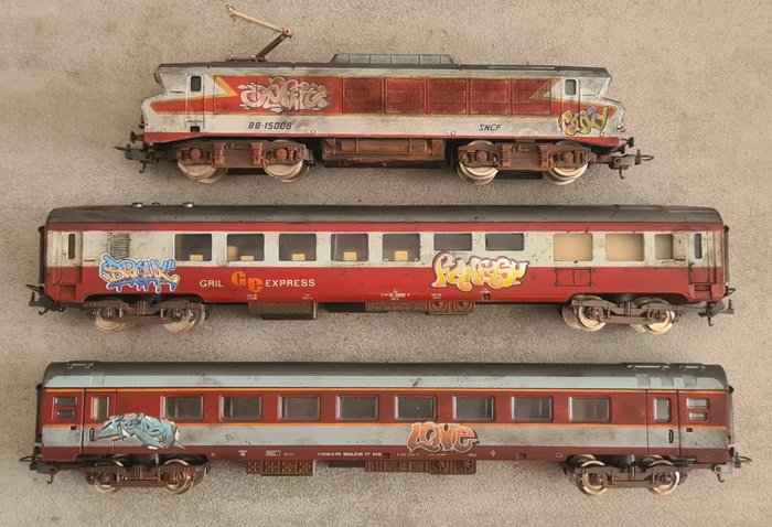 Preview of the first image of Lima H0 - 8045L - Electric locomotive, Passenger carriage - BB 15008 Passenger Train TEE patinated.