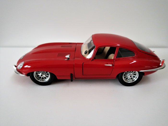 Preview of the first image of Burago - 1:18 - 5 models Mercedes-Jaguar-Porsche-Chevrolet-Ford.