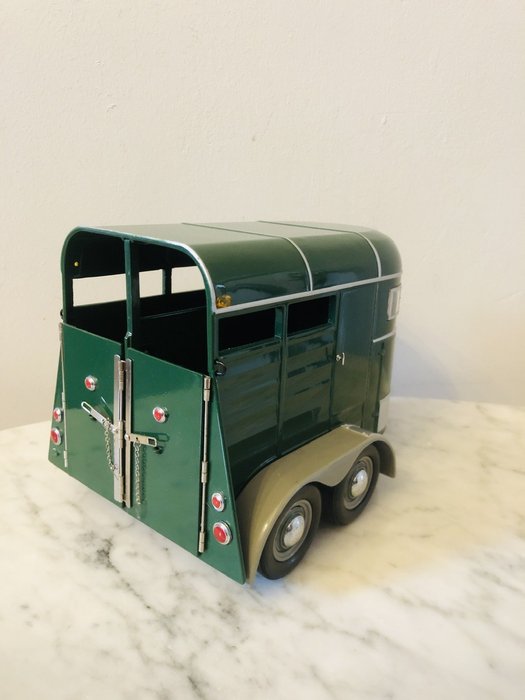 Preview of the first image of Motor city classics - 1:18 - Horse trailer.