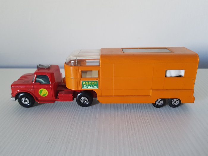 Preview of the first image of Matchbox - 1:43 - Superkings Articulated Horse Van - K-18.