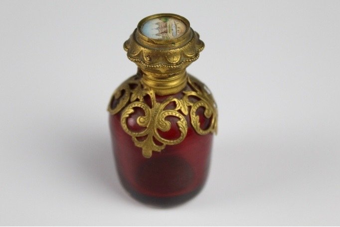 Preview of the first image of Palais Royal Ruby perfume bottle Grand Tour - Brass, Glass.