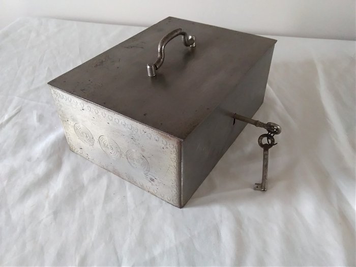 Vecchia cassaforte portatile in acciaio con 2 chiavi. (1) - Acciaio -  Catawiki