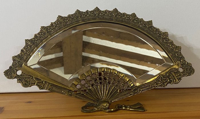 Preview of the first image of Fan-Shaped Mirror with Beveled Tassel - Bronze - 20th century.