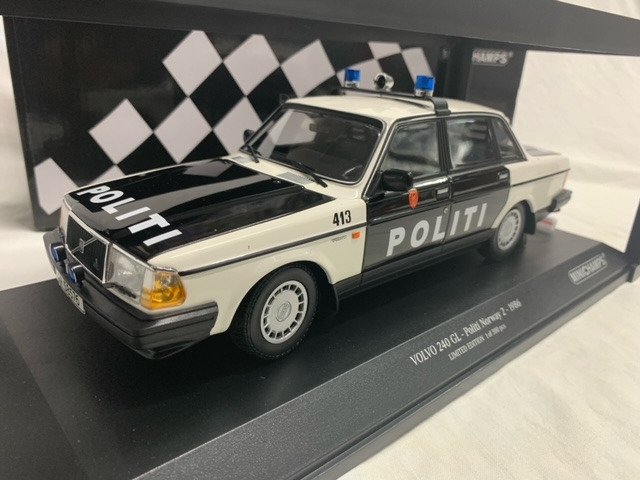 Image 2 of MiniChamps - 1:18 - Volvo 240 GL Politi Norway 2 1986 - Limited 300 pcs. - Color black/white