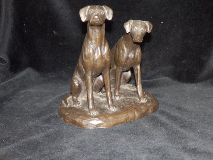 Preview of the first image of Sculpture, Beautiful figurine of 2 hunting dogs - signed Ista - Bronze - Mid 20th century.