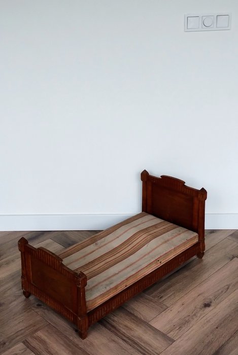Preview of the first image of Antique doll bed - Arts & Crafts - Linen, Oak, Wood, Straw - 1850-1880.