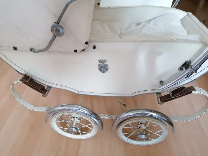 Preview of the first image of Mutsaerts Patent - Vintage - Doll's pram with adjustable hood, white with chromed emblem Retro Popp.