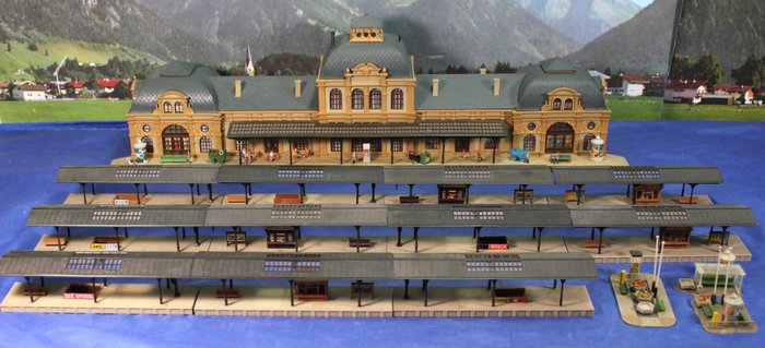 Preview of the first image of Kibri, Vollmer N - Scenery - Baden Baden station, 11 covered platforms, figures and accessories.