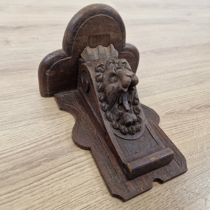 Preview of the first image of console / wall shelf with lion (1) - Oak - 19th century.