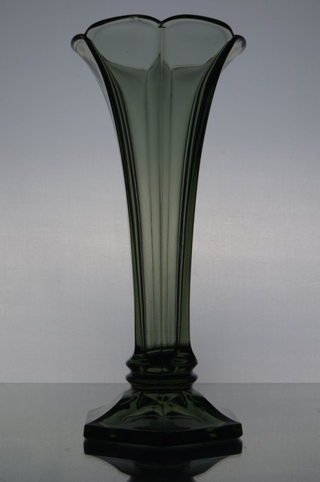 Preview of the first image of Val Saint Lambert - Art Deco vase 'Americain'.