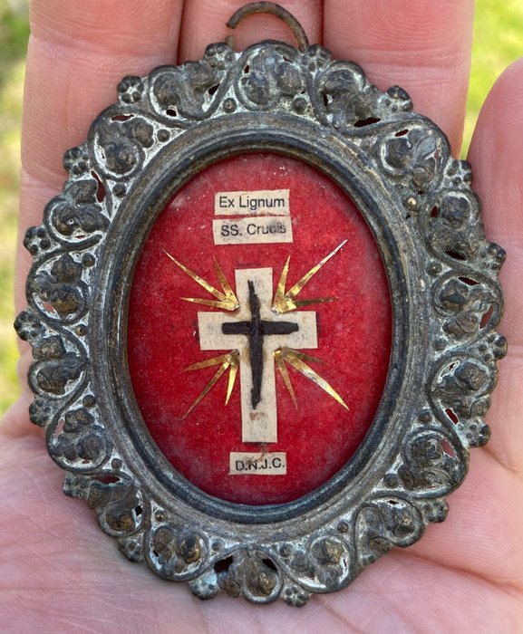Preview of the first image of Relic SS. Wooden cross of Our Lord Jesus Christ reliquary - Silver metal, wood - 20th century.