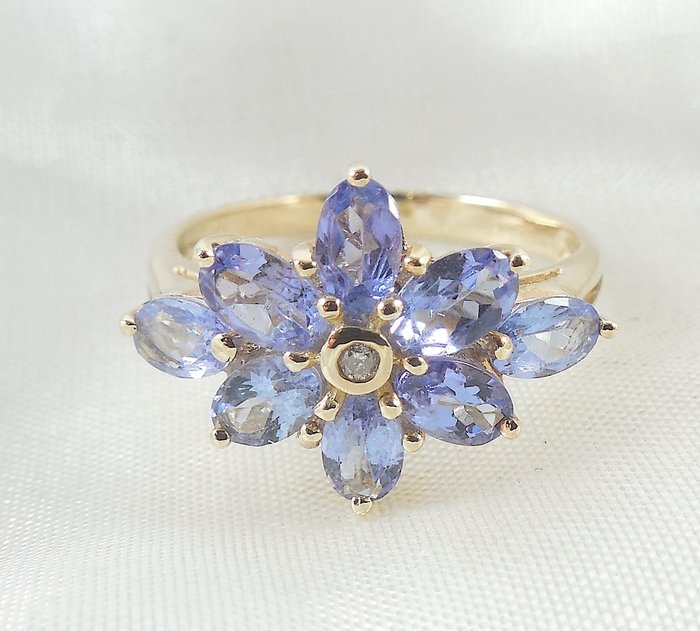 Preview of the first image of Yellow gold - Ring - 1.30 ct Tanzanite - Diamonds.