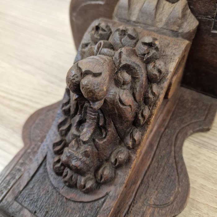Image 2 of console / wall shelf with lion (1) - Oak - 19th century