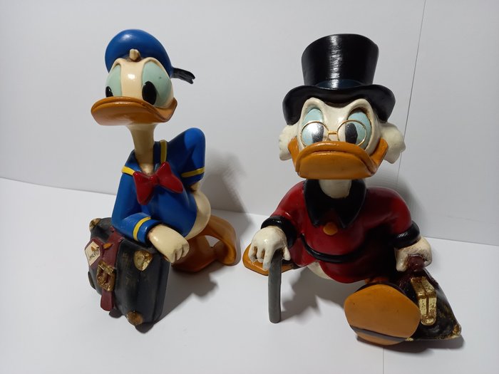 Image 2 of Uncle Scrooge with a bag full of money and Donald Duck with a traveling suitcase (25 cm) - ca. 1990
