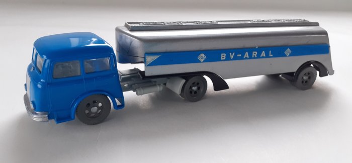 Preview of the first image of V45 Siku BV Aral tankwagen - 1:60.