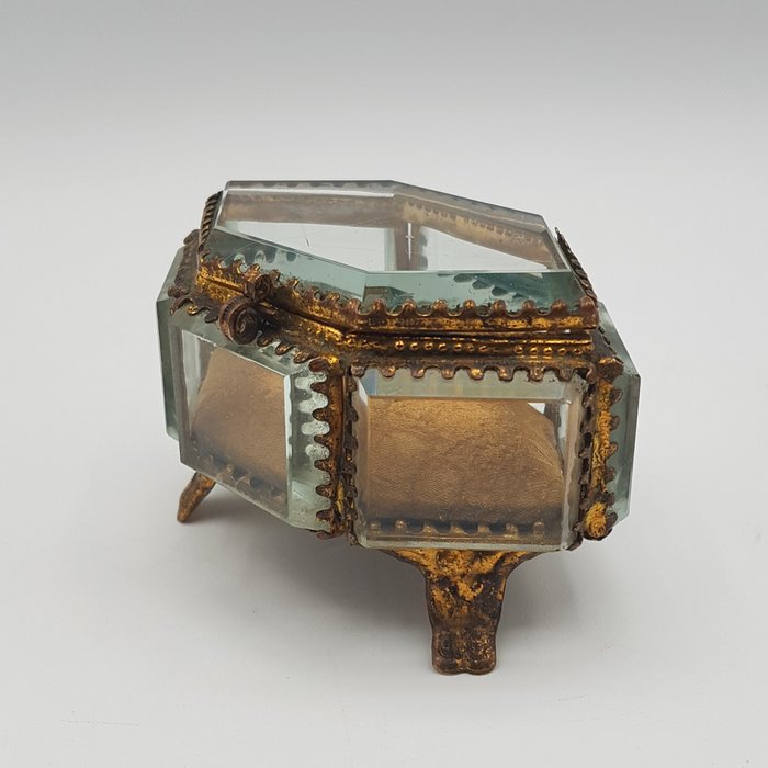 Preview of the first image of Casket in gilded metal and ground glass (1) - Glass, metal - Late 19th century.