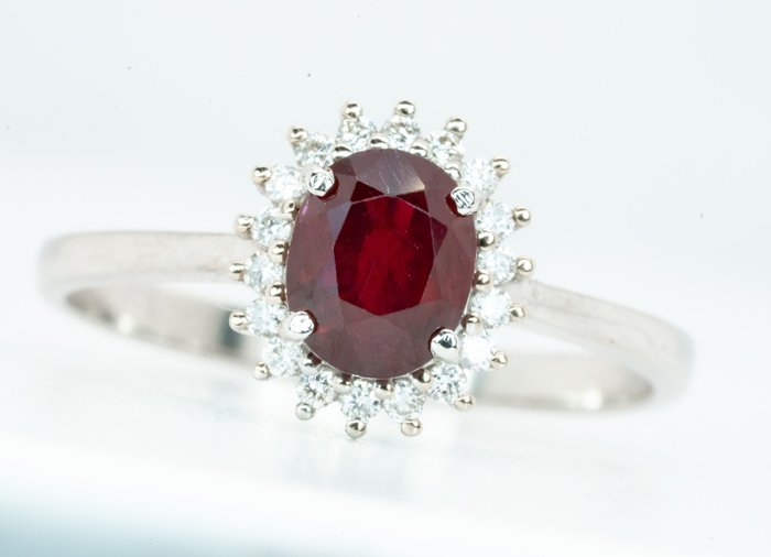 Preview of the first image of **No Reserve** - 18 kt. White gold - Ring - 1.14 ct Ruby - Vivid ''Royal Red'' (Burma) & VS Diamond.