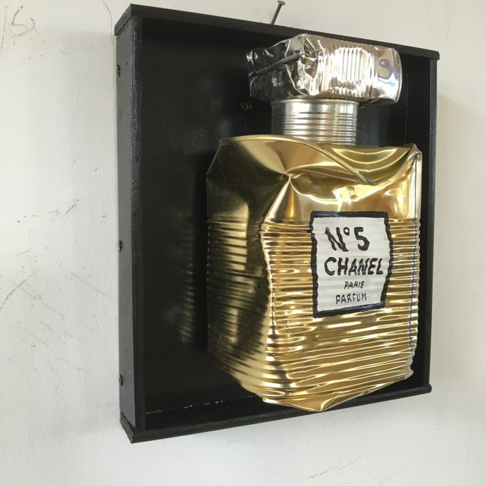Preview of the first image of Norman Gekko (XX-XXI) - Chanel N.5 Gold Smashed on a Wall.