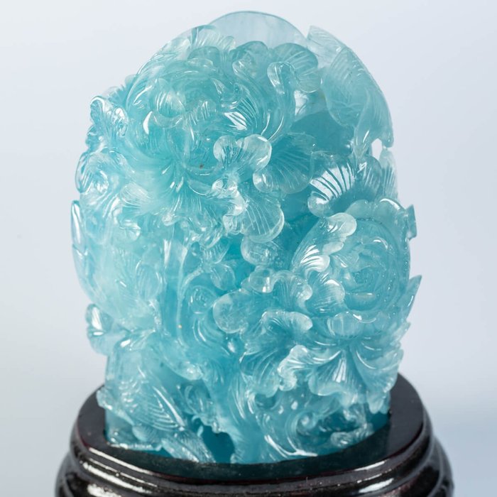 Groot gesneden aquamarijnkristal - Bloemenafbeelding van pioenbloemen. - Hoogte: 170 mm - Breedte: 120 mm- 1015 g