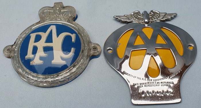Preview of the first image of Emblem/mascot/badge - Grille Badge - AA en RAC - 1950 - 1970.