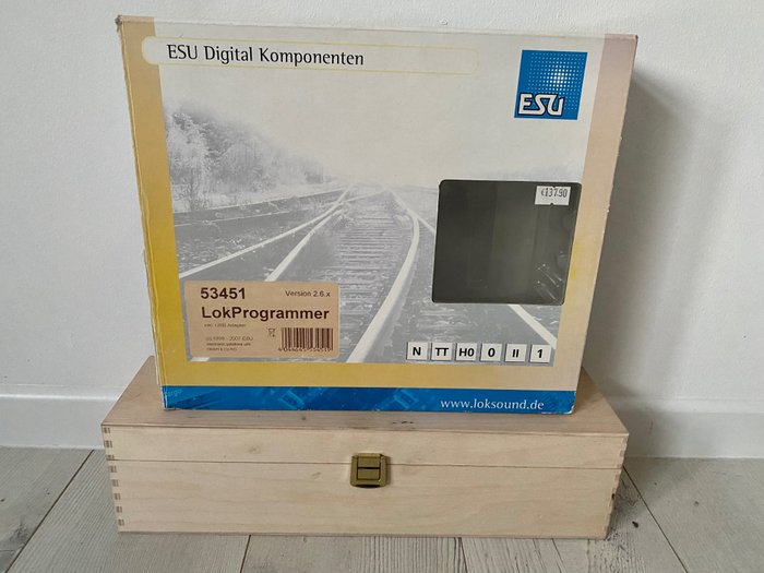 Preview of the first image of ESU, KPF-Zeller H0 - 53451 - Attachments - Locomotive programmer with roller bench in wine box.
