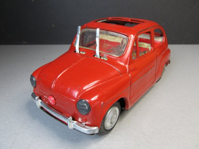 Preview of the first image of Tomiyama - Battery operated Fiat 600 with wipers - 1960-1969 - Japan.