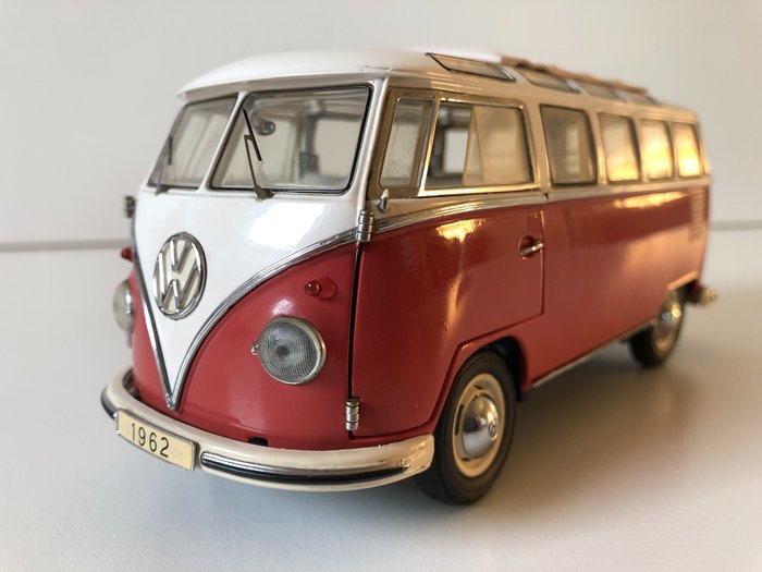 Preview of the first image of Franklin Mint - 1:24 - 1962 VW Bus.