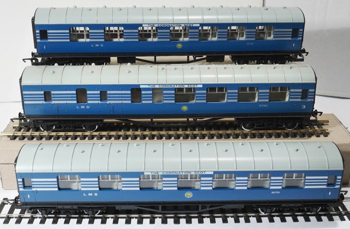 Preview of the first image of Hornby 00 - R422/R423 - Passenger carriage - LMS Coronation Scot coaches - 3 matching - LMS.