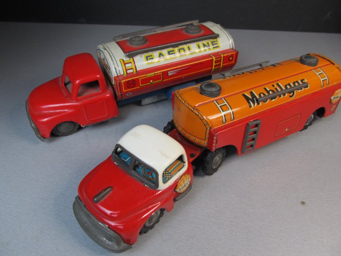 Preview of the first image of Yonezawa/ Marusan - Two gasoline trucks Mobilgas/Shell - 1950-1959 - Japan.