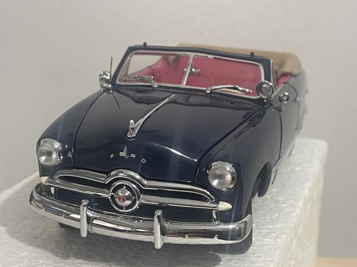 Preview of the first image of Franklin Mint - 1:24 - Ford Convertible 1949.
