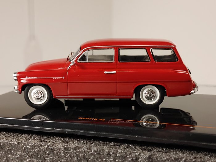 Preview of the first image of IXO - 1:43 - Skoda Octavia Combi 1969.