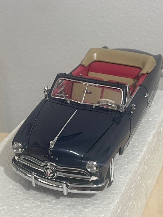 Image 2 of Franklin Mint - 1:24 - Ford Convertible 1949