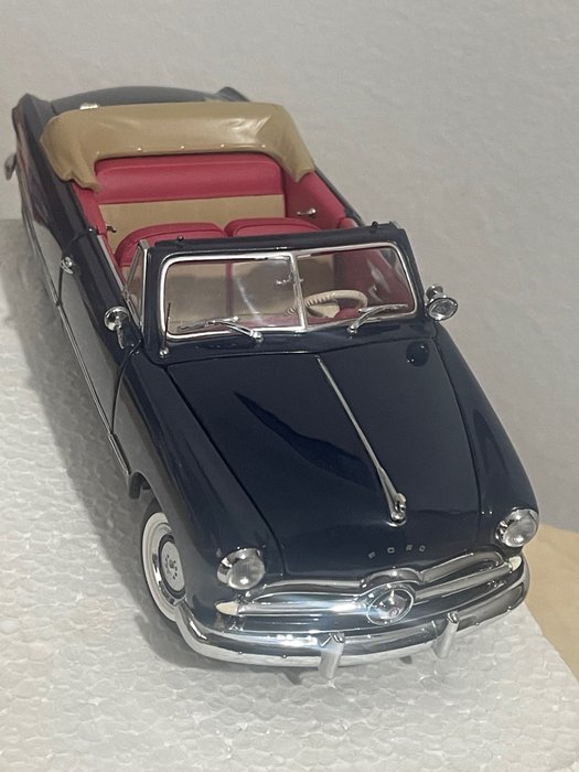 Image 3 of Franklin Mint - 1:24 - Ford Convertible 1949