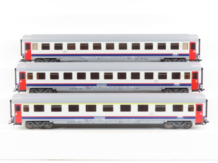 Preview of the first image of Märklin H0 - 43513 - Passenger carriage set - 1x 3-piece set with 4-axle express train carriages 1s.