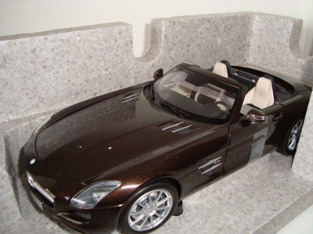 Preview of the first image of MiniChamps - 1:18 - Mercedes SLS AMG Roadster.