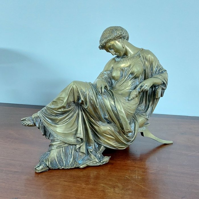 Auguste Joseph Peiffer (1832–1886) - Escultura, mujer clásica sentada (1) - Bronce (dorado) - Segunda mitad del siglo XIX