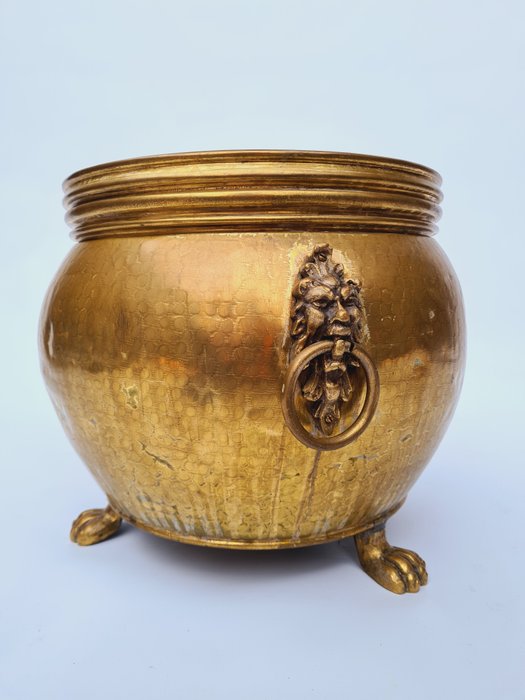 Preview of the first image of Cachepot with lion heads and lion feet - Copper - Early 20th century.