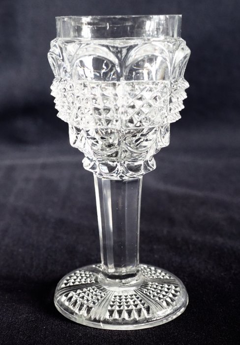 Image 3 of Le Creusot - Series of 8 liqueur glasses in cut crystal, circa 1830 Charles X Restoration period -