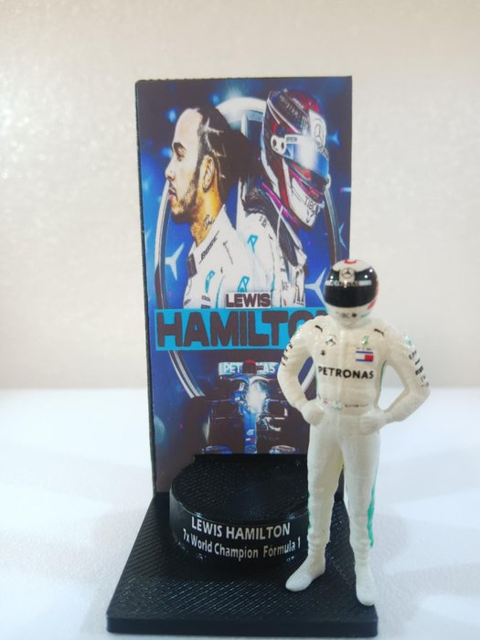 Preview of the first image of MiniChamps - 1:43 - Figura Lewis Hamilton + Podium Tributo 7x World Champion Fórmula 1.