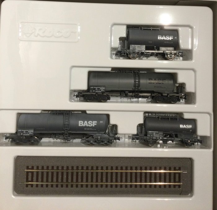 Preview of the first image of Roco H0 - 44021 - Freight wagon set - Set with 4 "Basf" tankwaggons - DB.