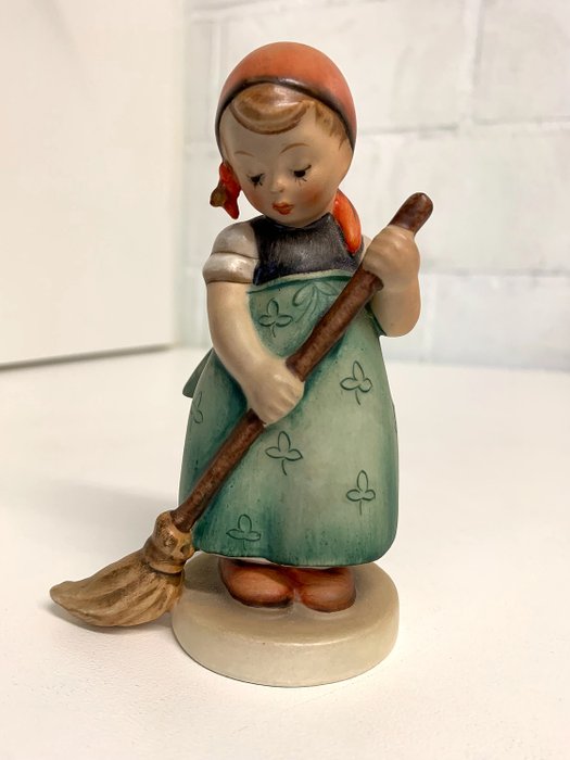 Goebel - M.I Hummel - Old figurine - 171 Tmk2 - Piccola spazzatrice - Porcellana