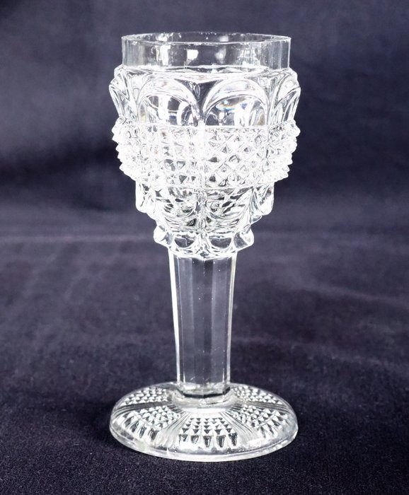Image 2 of Le Creusot - Series of 8 liqueur glasses in cut crystal, circa 1830 Charles X Restoration period -
